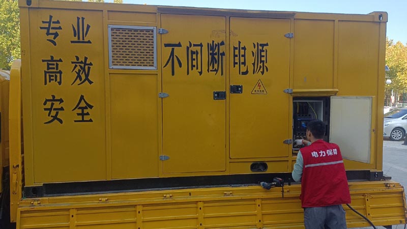 镇沅柴油发电机组和UPS电源配合使用时，如何避免切换过程中的电力中断？
